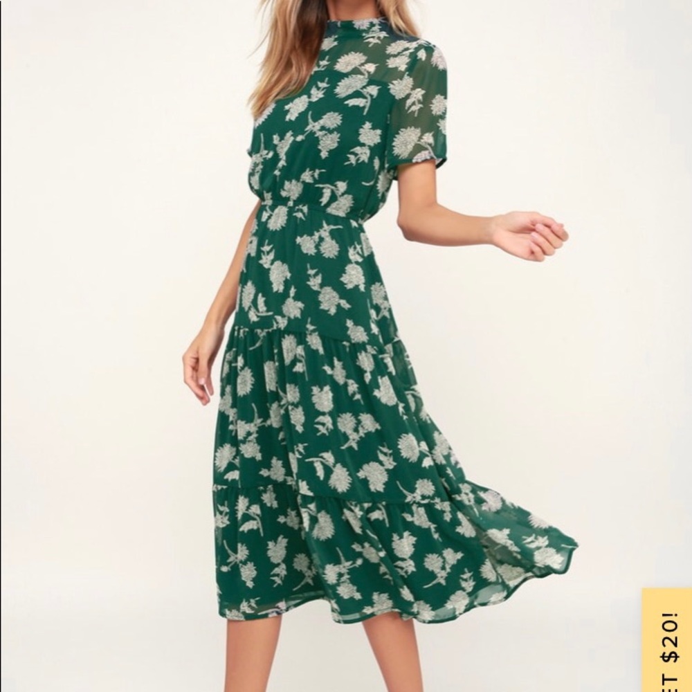 Lulu’s NWT Dark Green Floral Midi Dress in Large